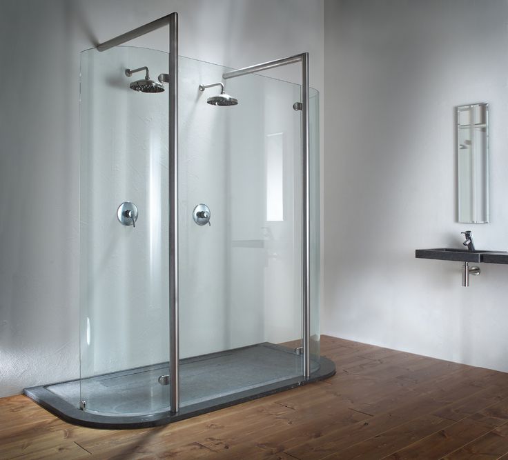 Mantel helder Stratford on Avon Een ruime badkamer met design inloopdouches van Balance - UW-badkamer.nl